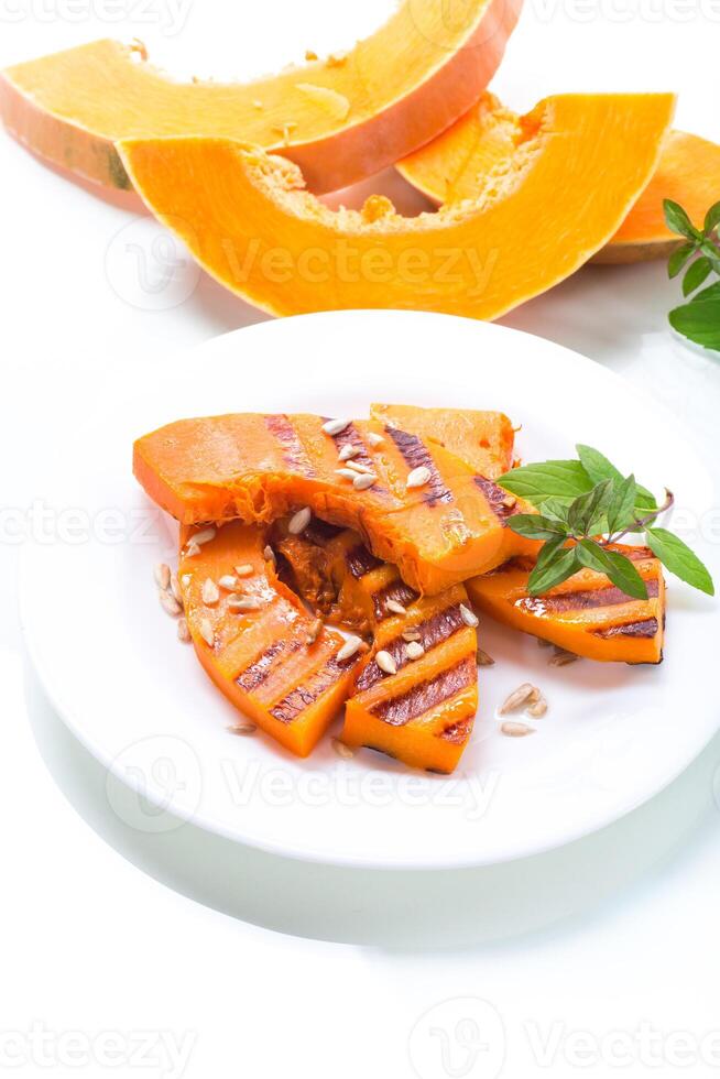 sucré cuit grillé citrouille avec des graines dans une assiette photo