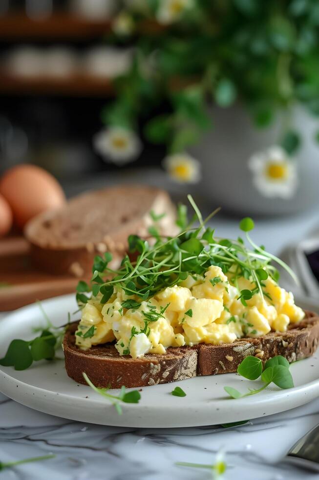 ai généré brunch élégance microgreens orné Oeuf salade sur grains entiers tranches photo