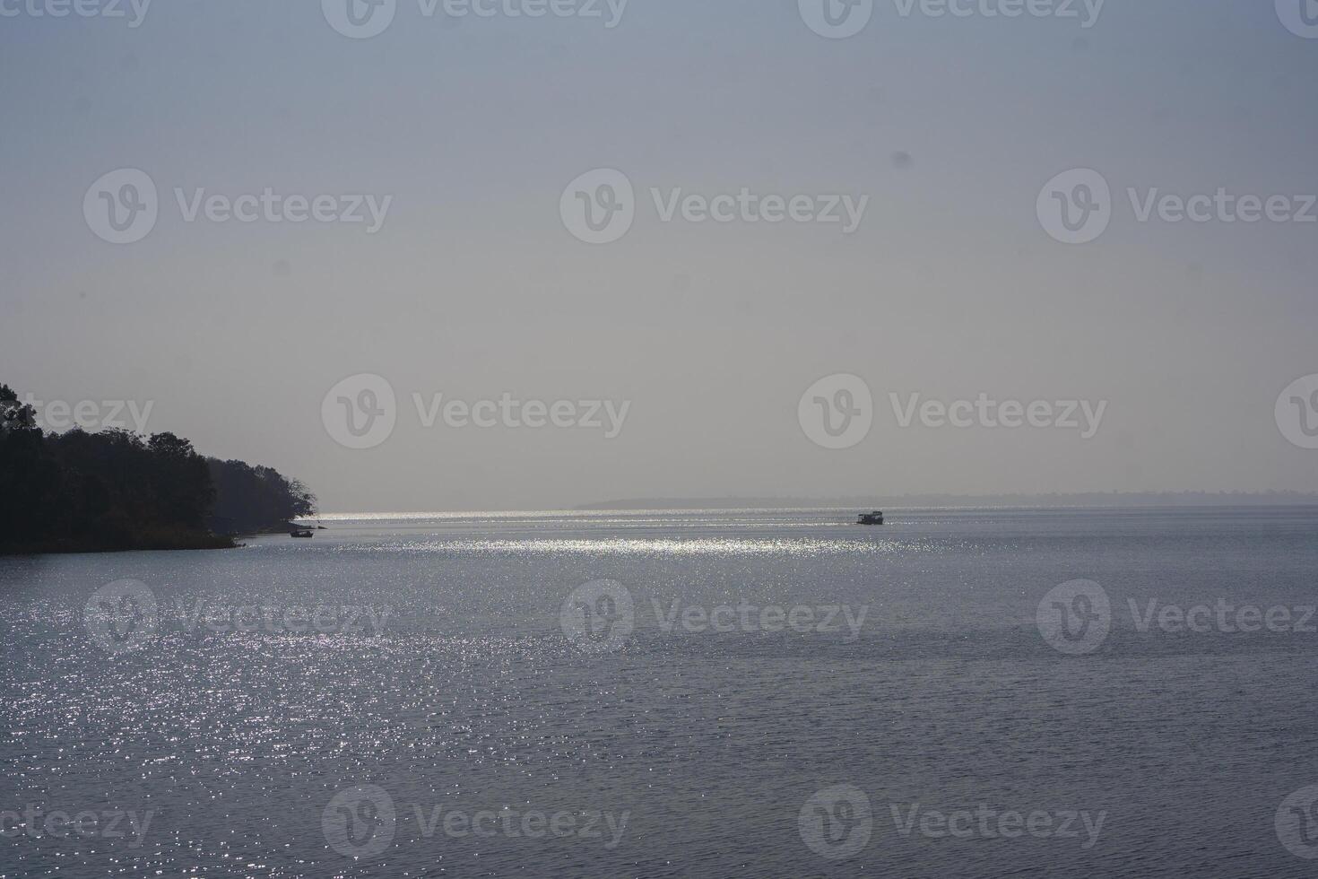 l'eau et plage sur rivière avec ciel et des arbres photo