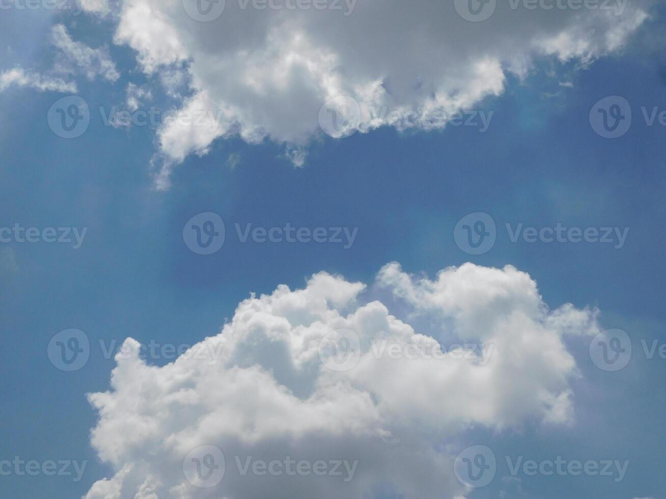 ciel bleu et nuages blancs photo