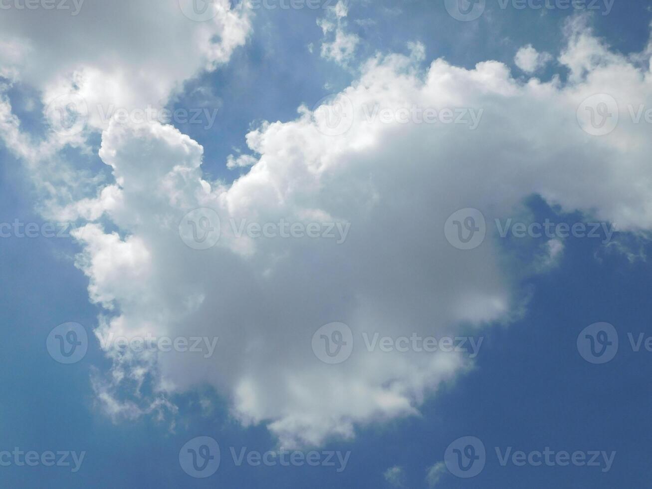 ciel bleu et nuages blancs photo