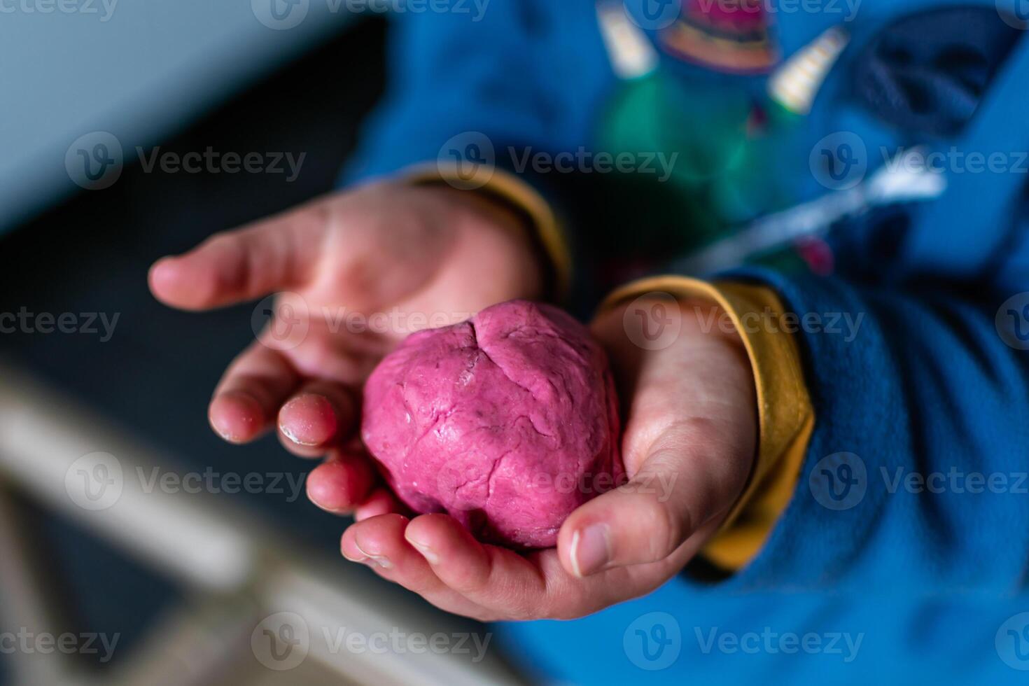 enfant ayant amusement la modélisation sel pâte, authentique activité avec Naturel rose coloration betterave jus, bien moteur compétences développement photo