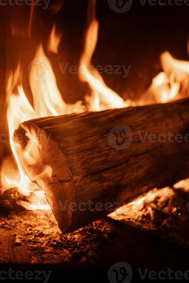 Journal de bois brûlant dans une cheminée à l'intérieur une loger, foyer photo