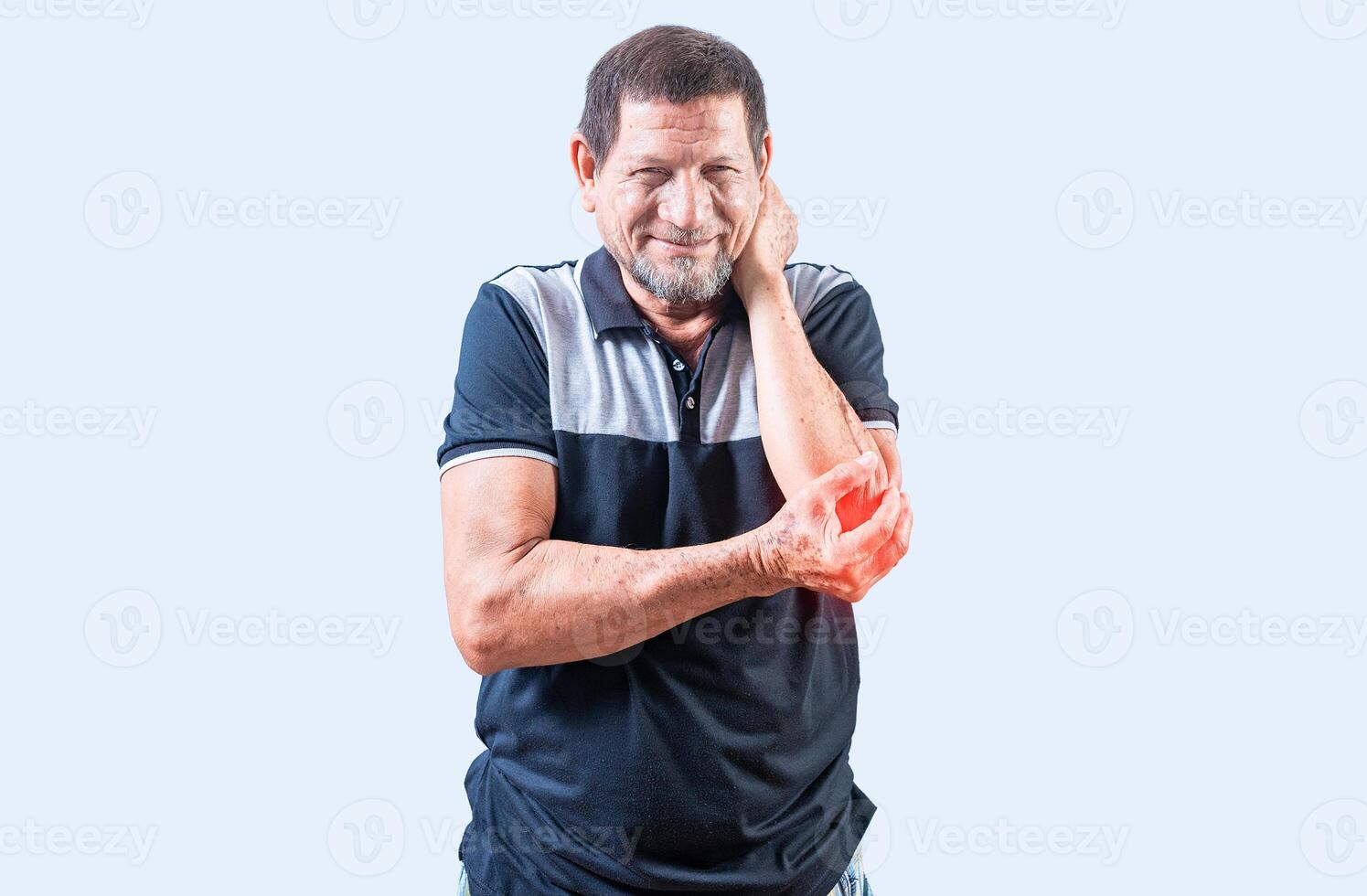 mature homme avec coude douleur isolé. personnes âgées homme Souffrance de coude douleur. concept de coude arthrite photo