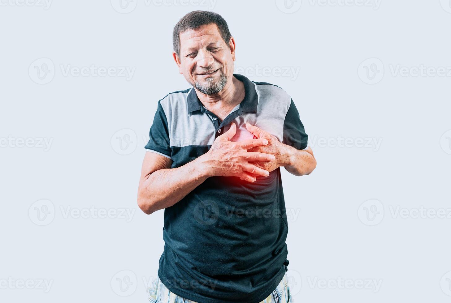 personnes âgées la personne avec cœur problèmes. Sénior homme avec tachycardie émouvant le sien poitrine. vieux homme avec cœur douleur émouvant poitrine isolé photo