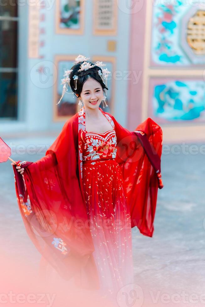 femme robe Chine Nouveau an. portrait de une femme. la personne dans traditionnel costume. femme dans traditionnel costume. magnifique Jeune femme dans une brillant rouge robe et une couronne de chinois reine posant. photo