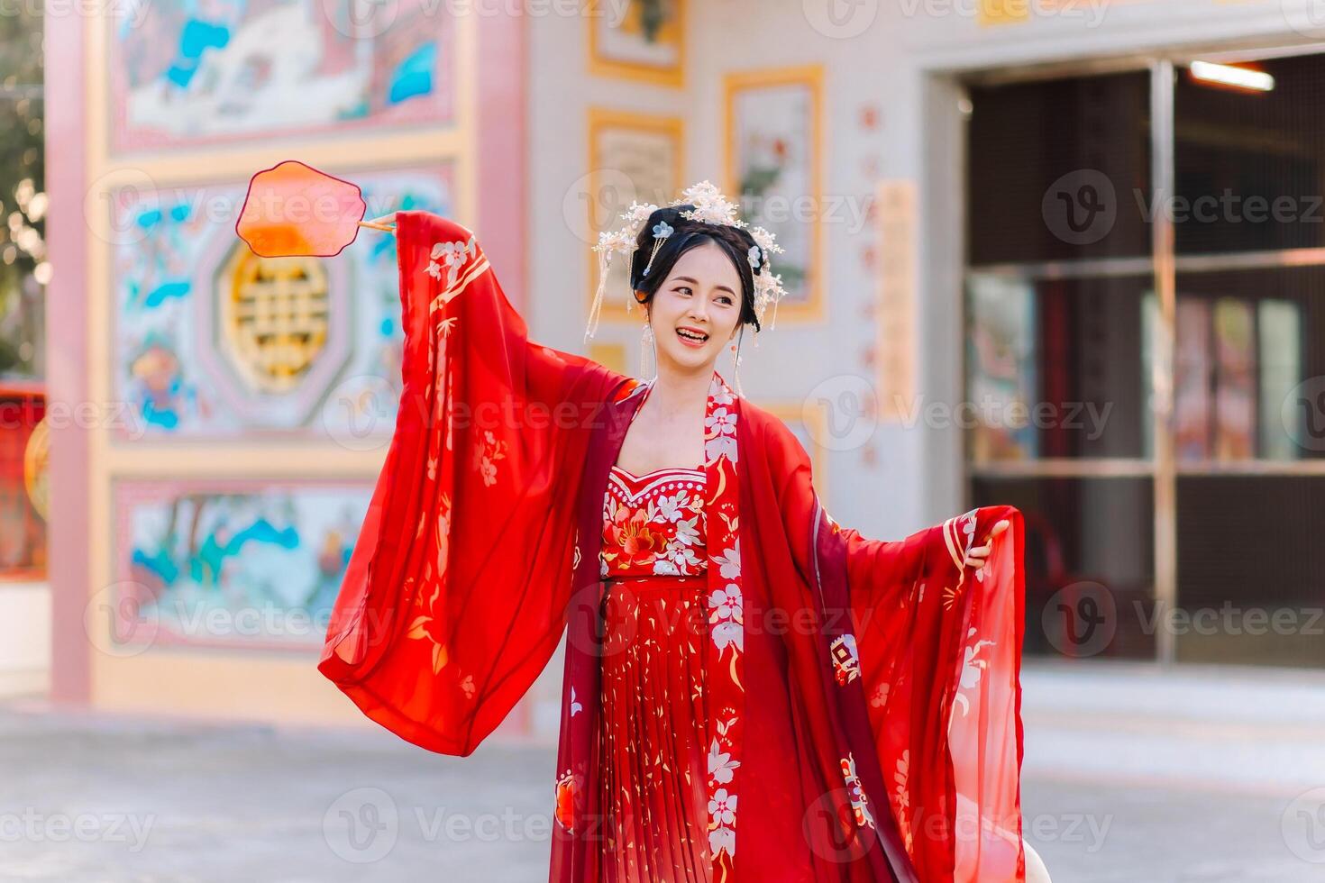 femme robe Chine Nouveau an. portrait de une femme. la personne dans traditionnel costume. femme dans traditionnel costume. magnifique Jeune femme dans une brillant rouge robe et une couronne de chinois reine posant. photo