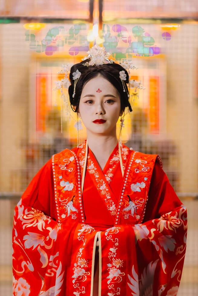 femme robe Chine Nouveau an. portrait de une femme. la personne dans traditionnel costume. femme dans traditionnel costume. magnifique Jeune femme dans une brillant rouge robe et une couronne de chinois reine posant. photo