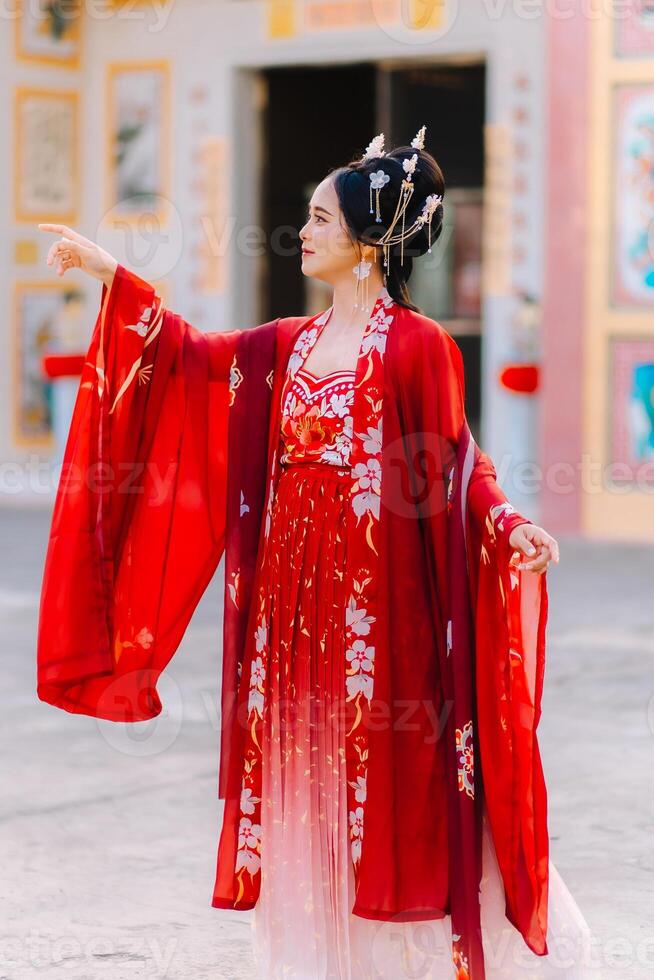 femme robe Chine Nouveau an. portrait de une femme. la personne dans traditionnel costume. femme dans traditionnel costume. magnifique Jeune femme dans une brillant rouge robe et une couronne de chinois reine posant. photo