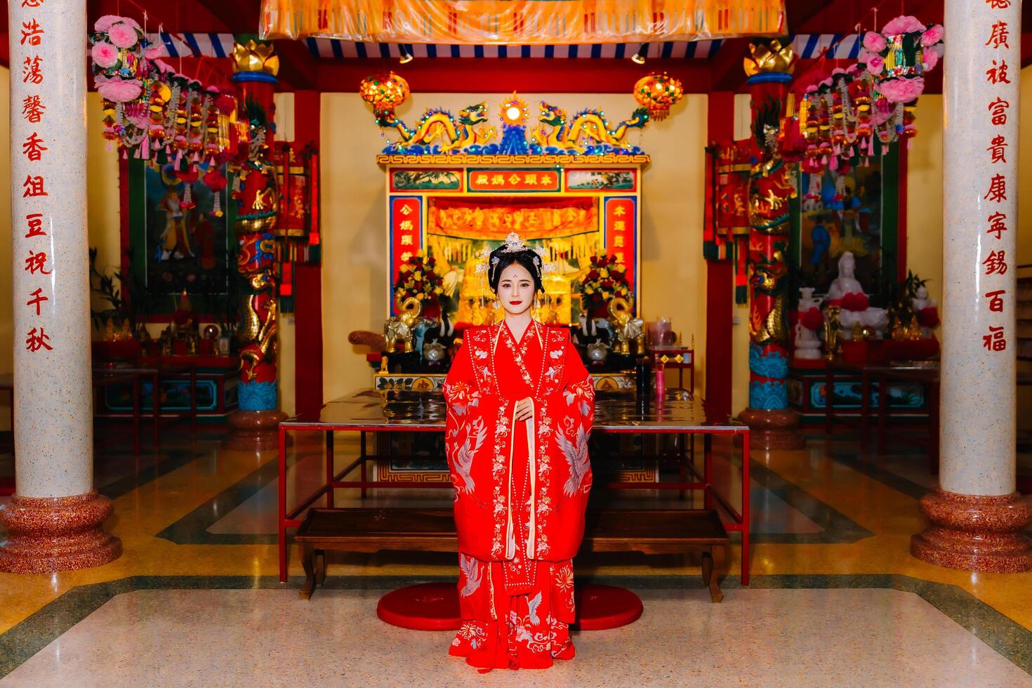 femme robe Chine Nouveau an. portrait de une femme. la personne dans traditionnel costume. femme dans traditionnel costume. magnifique Jeune femme dans une brillant rouge robe et une couronne de chinois reine posant. photo