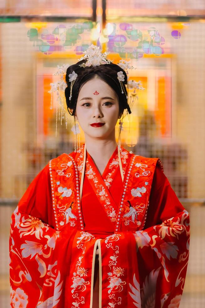 femme robe Chine Nouveau an. portrait de une femme. la personne dans traditionnel costume. femme dans traditionnel costume. magnifique Jeune femme dans une brillant rouge robe et une couronne de chinois reine posant. photo