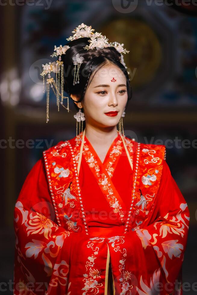 femme robe Chine Nouveau an. portrait de une femme. la personne dans traditionnel costume. femme dans traditionnel costume. magnifique Jeune femme dans une brillant rouge robe et une couronne de chinois reine posant. photo