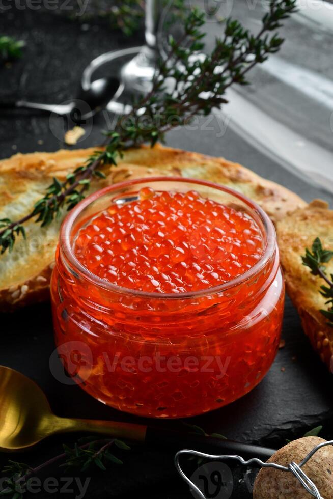 pot avec rouge Naturel caviar. macro photo. caviar. sur une noir Contexte. photo