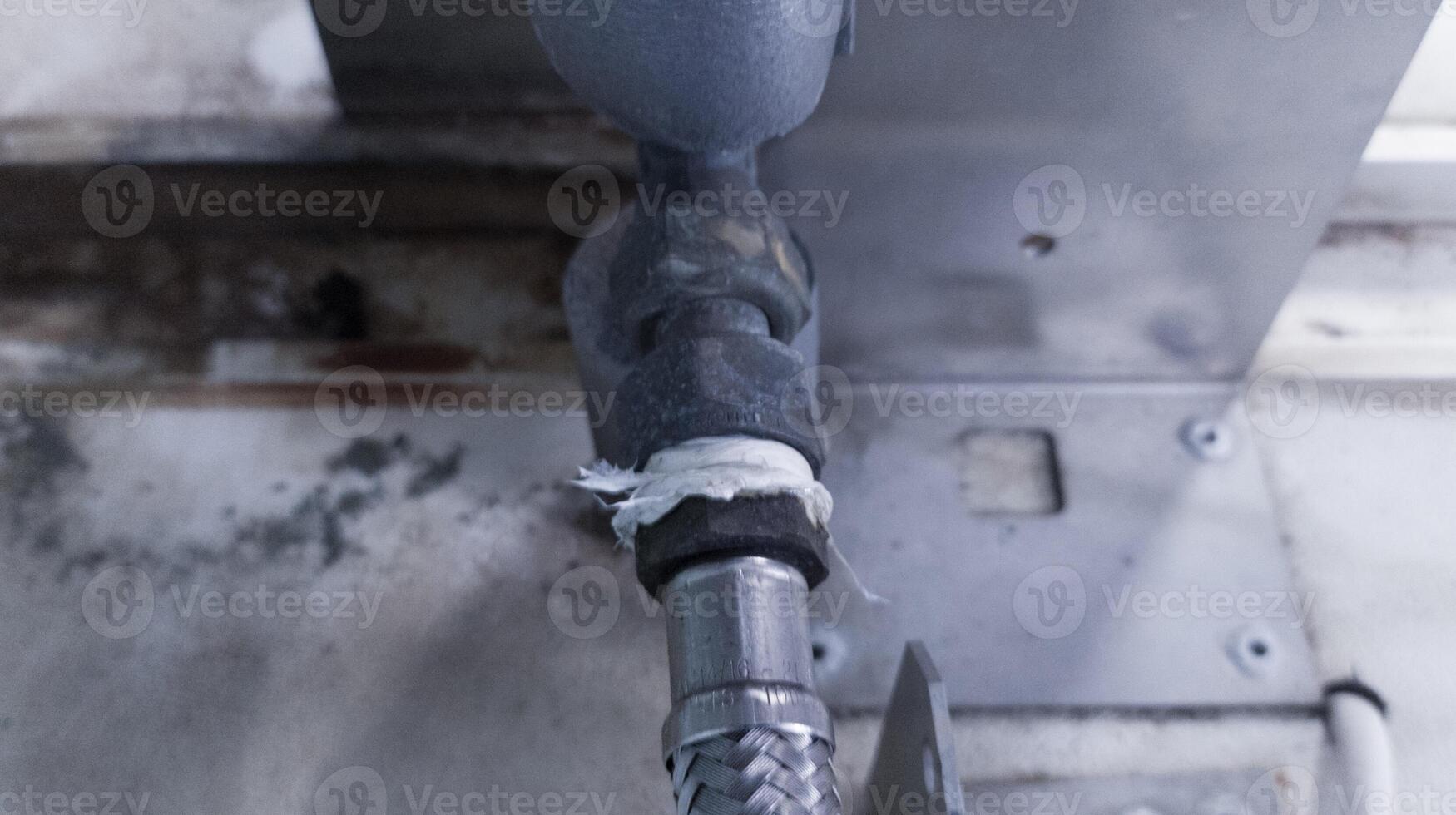 le technicien réparation couplage l'eau pompe lien conduit moteur. photo