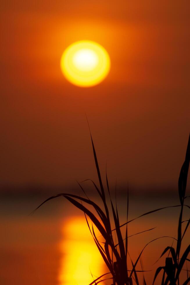 le coucher du soleil ciel sur le Lac photo