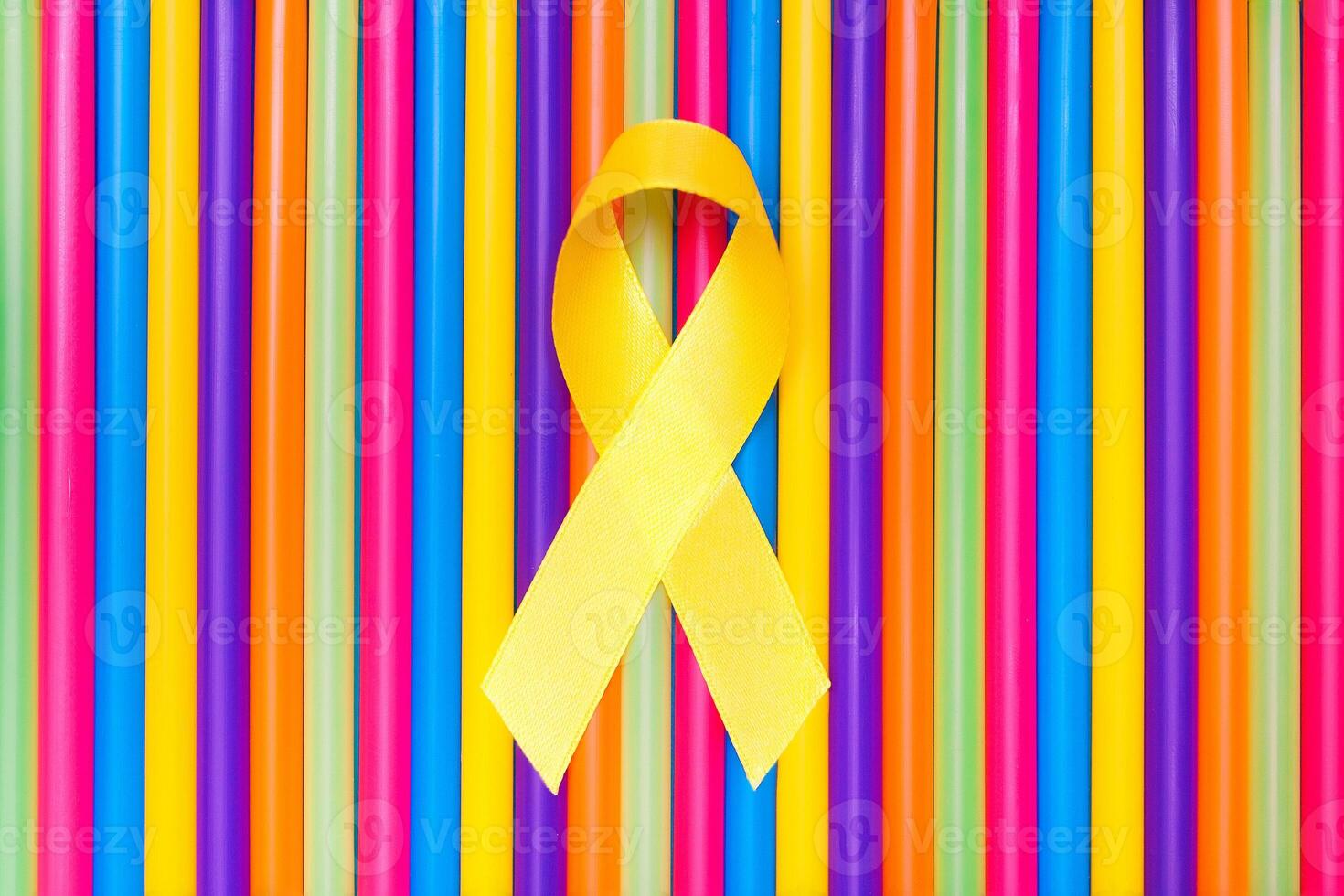 concept de santé et médicament. Jaune cancer conscience ruban avec Piste sur coloré Contexte. photo