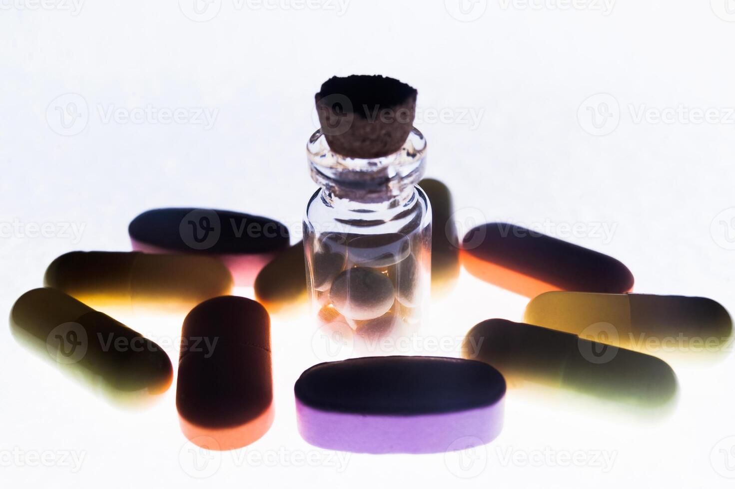 médicament assorti pilules capsules pour femmes isolé sur blanc Contexte photo