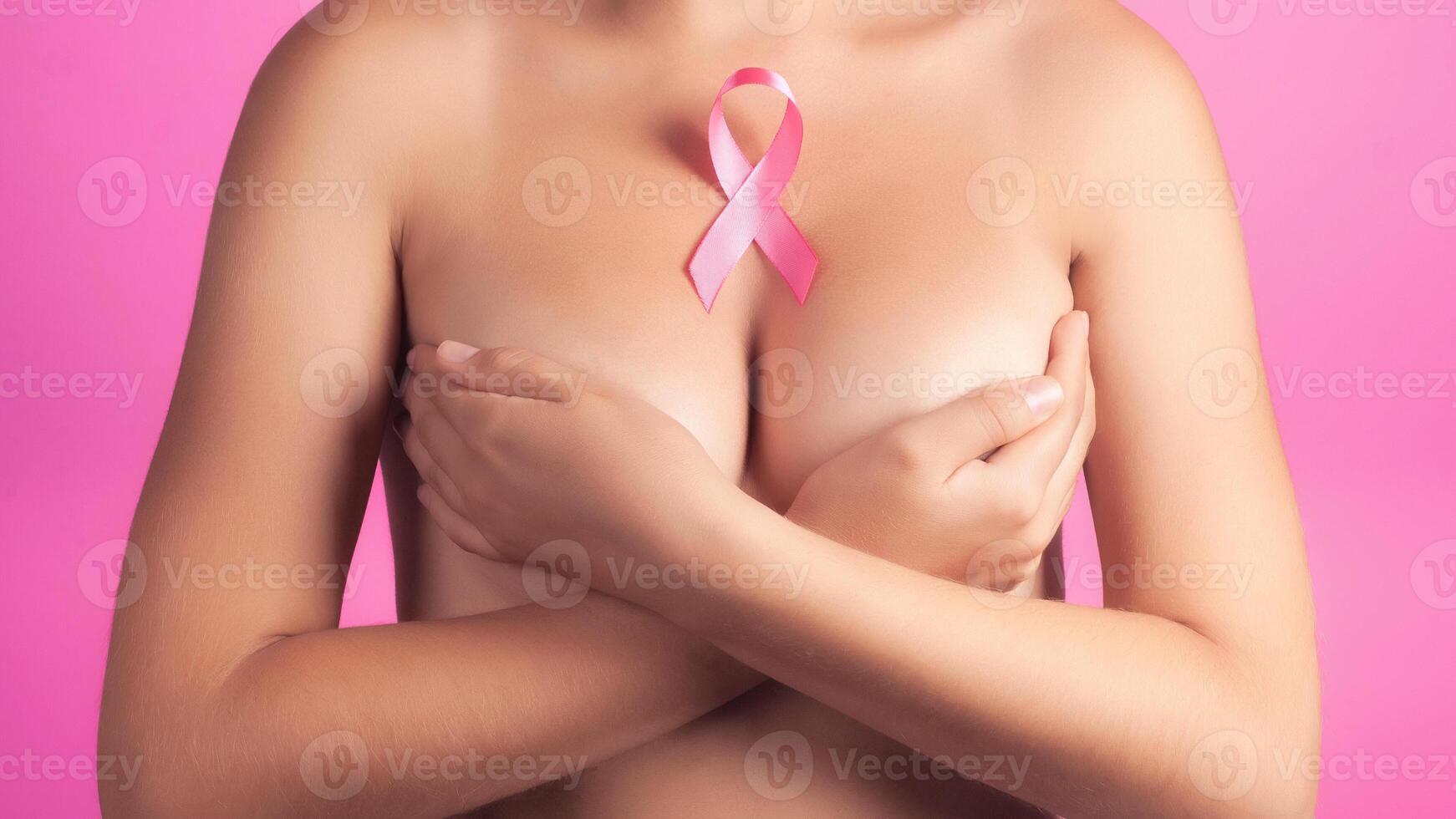 santé, médecine, beauté concept - nu femme avec rose Sein cancer conscience ruban. soutien de les patients avec oncologie photo