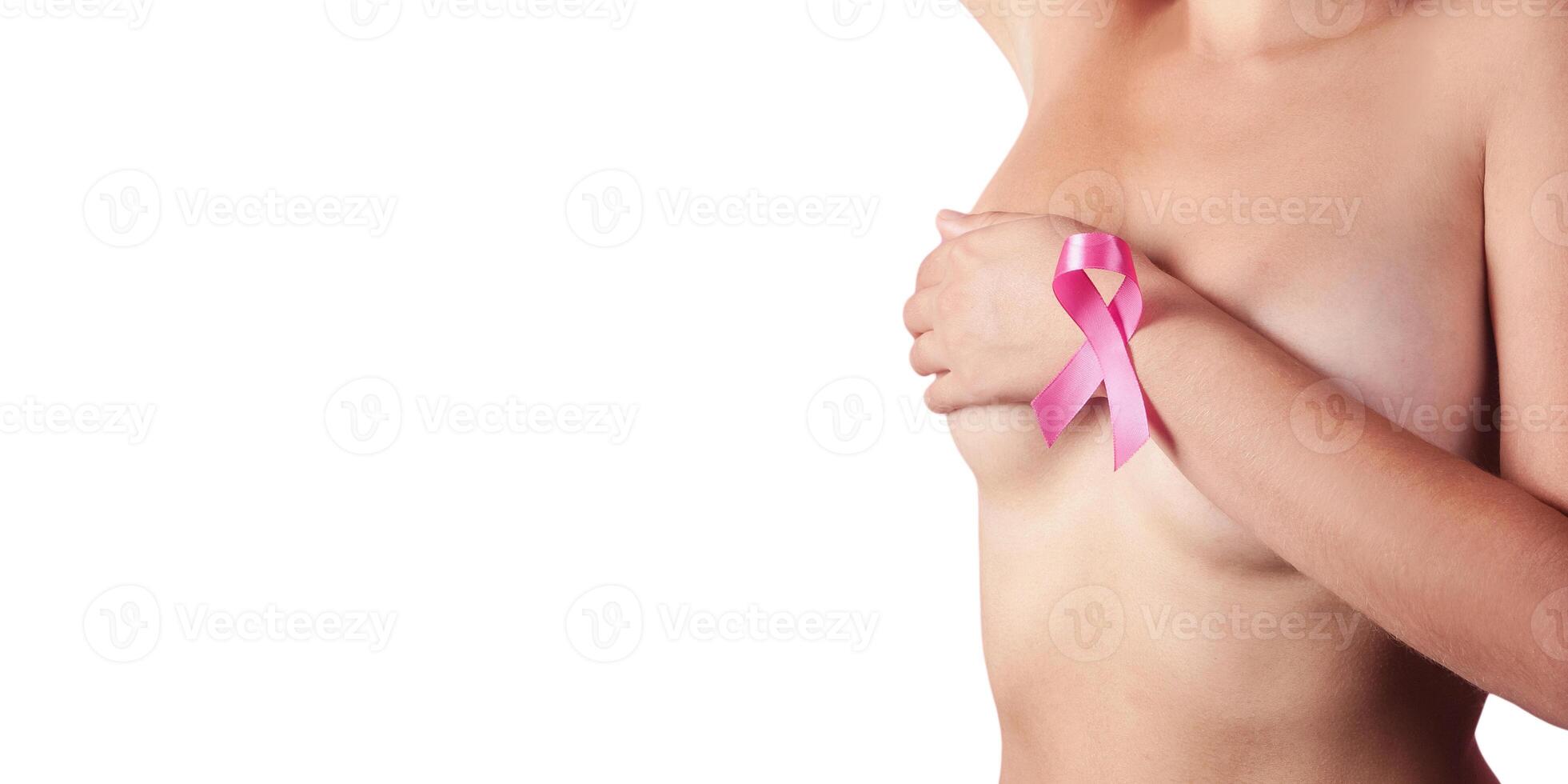 Jeune femme examiner sa Sein pour grumeaux ou panneaux de Sein cancer. rose ruban. isolé sur blanc Contexte photo