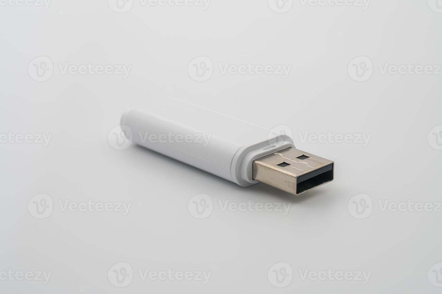USB éclat conduire, USB type A connecteur, conçu pour portabilité, Les données échange, compatible avec plusieurs en fonctionnement systèmes, brancher et utiliser appareil, communément utilisé pour personnel Les données transport et sauvegarde. photo
