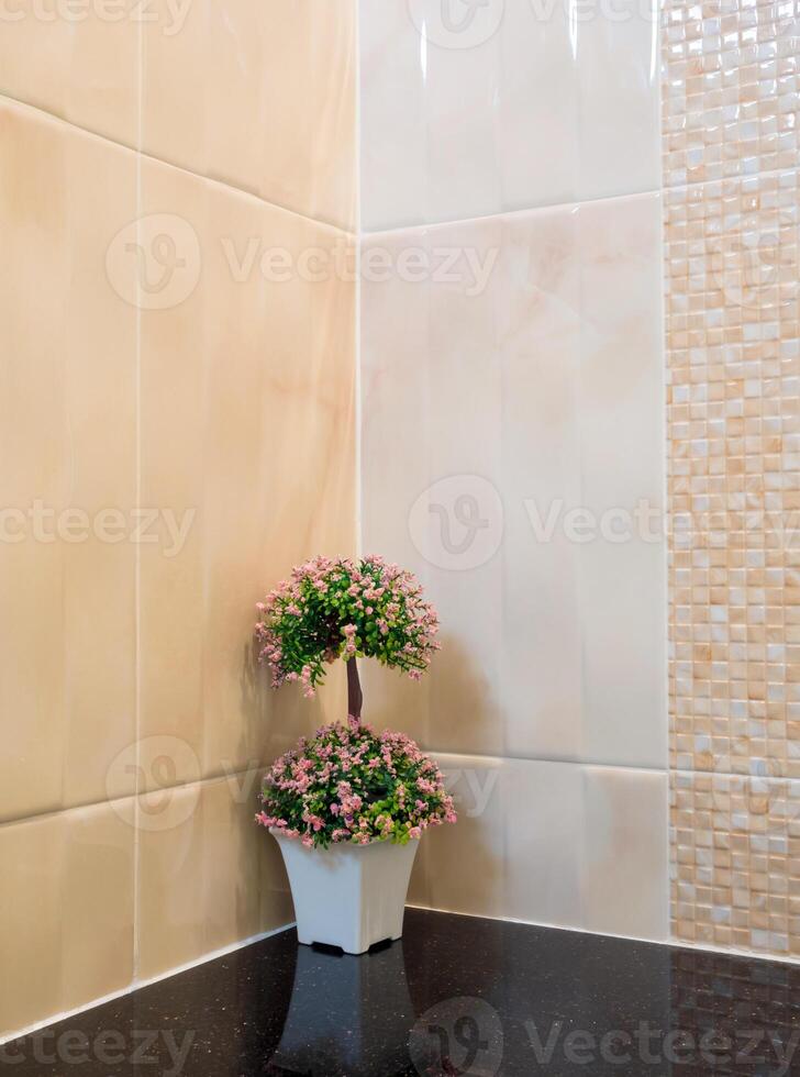 bouquet en plastique dans un vase décorer le coin du mur dans la douche photo
