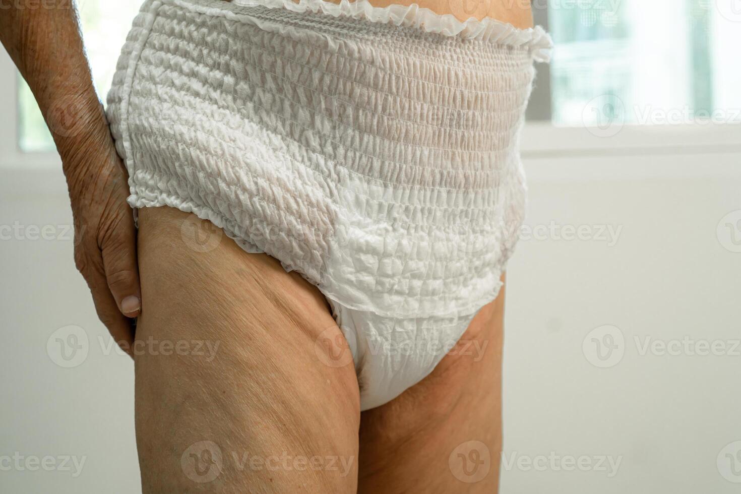 asiatique Sénior femme patient portant incontinence couche dans hôpital, en bonne santé fort médical concept. photo