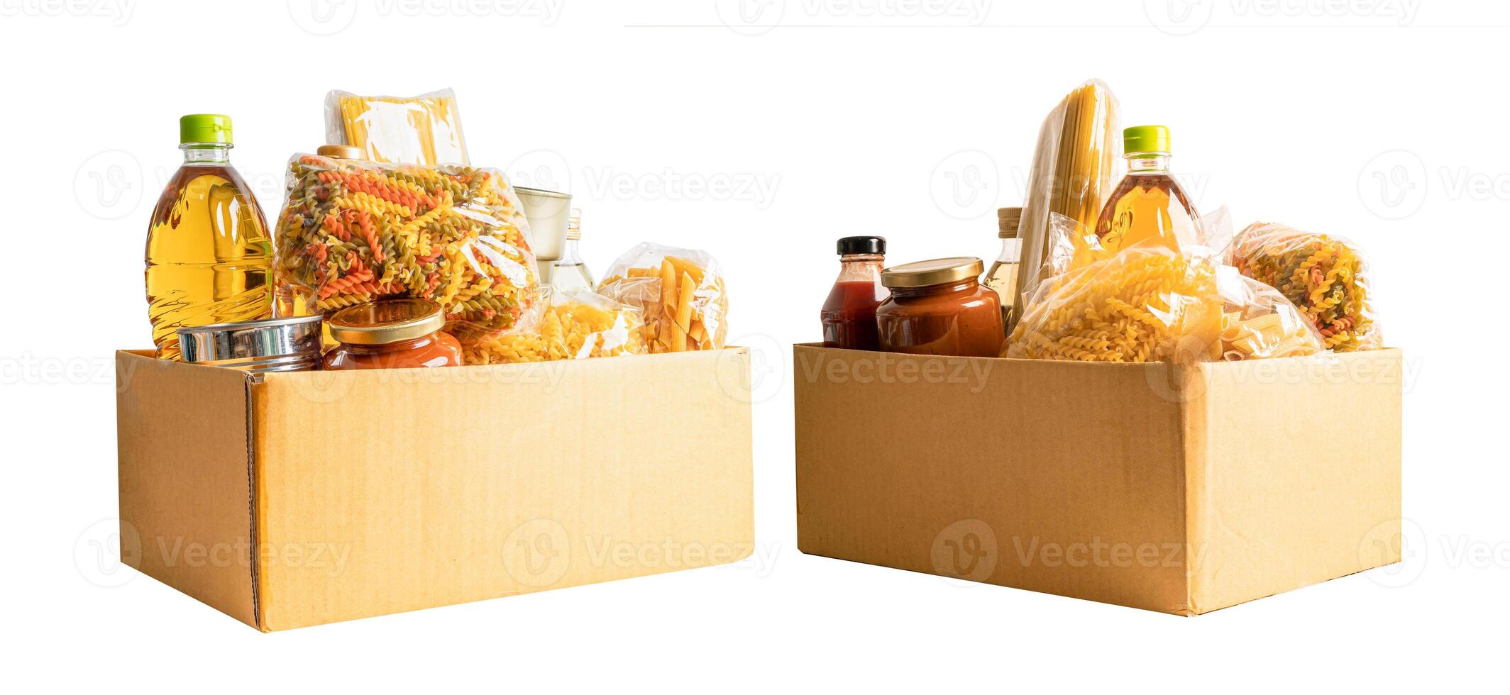 denrées alimentaires pour le don, le stockage et la livraison. divers aliments, pâtes, huile de cuisson et aliments en conserve dans une boîte en carton. photo