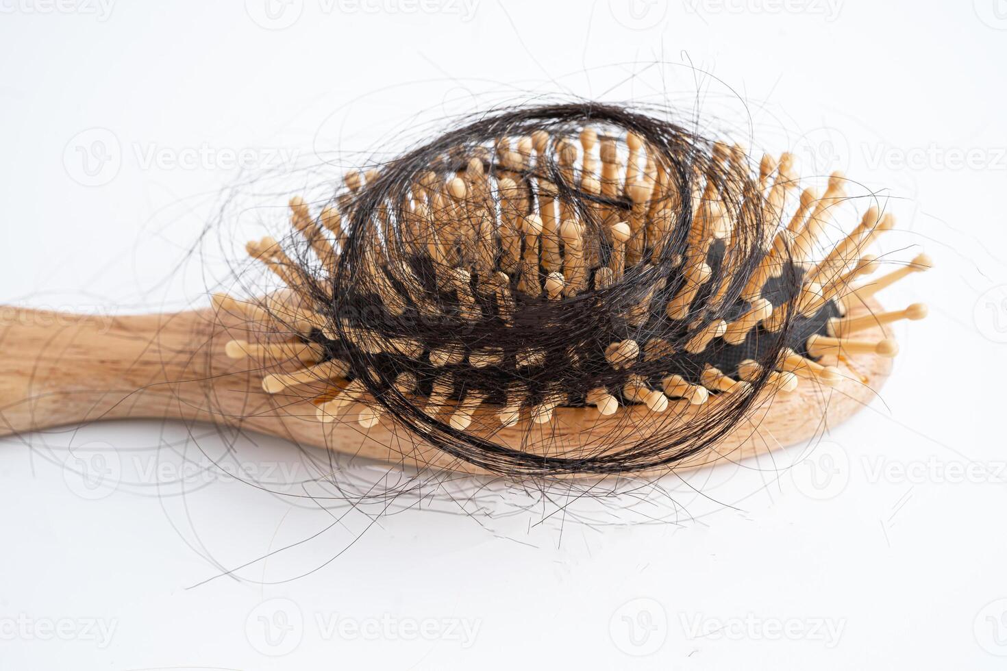 perte de cheveux chute avec peigne buisson grave problème santé, beauté et concept cosmétique. photo