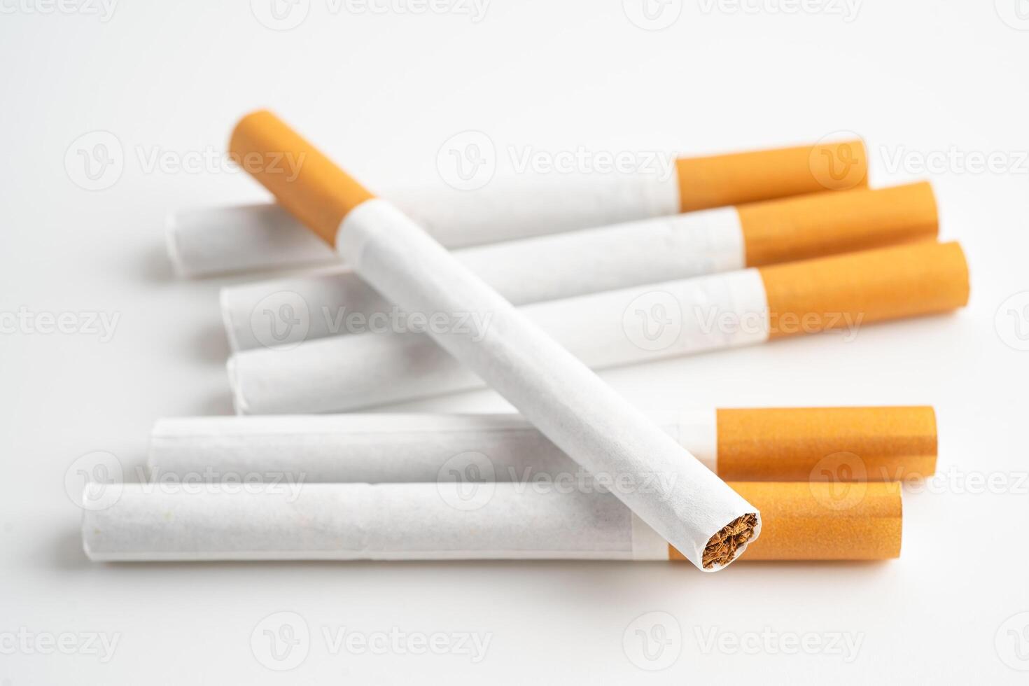 cigarette sur nous dollar billets de banque, coût, commerce, commercialisation et production, non fumeur, importer exportation concept. photo