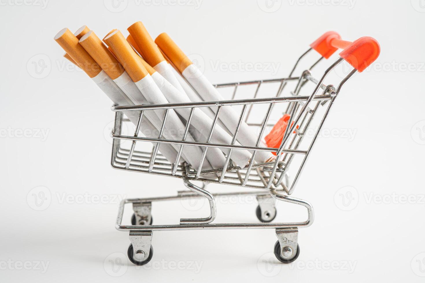 cigarette sur nous dollar billets de banque, coût, commerce, commercialisation et production, non fumeur, importer exportation concept. photo