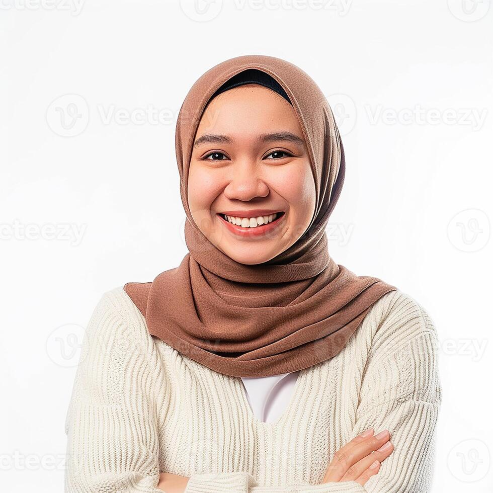 ai généré radiant asiatique musulman femme dans une crème chandail, exprimer une joyeux eid mubarak salutation geste, isolé sur une nettoyer blanc arrière-plan, capturer le essence de une religieux mode de vie photo