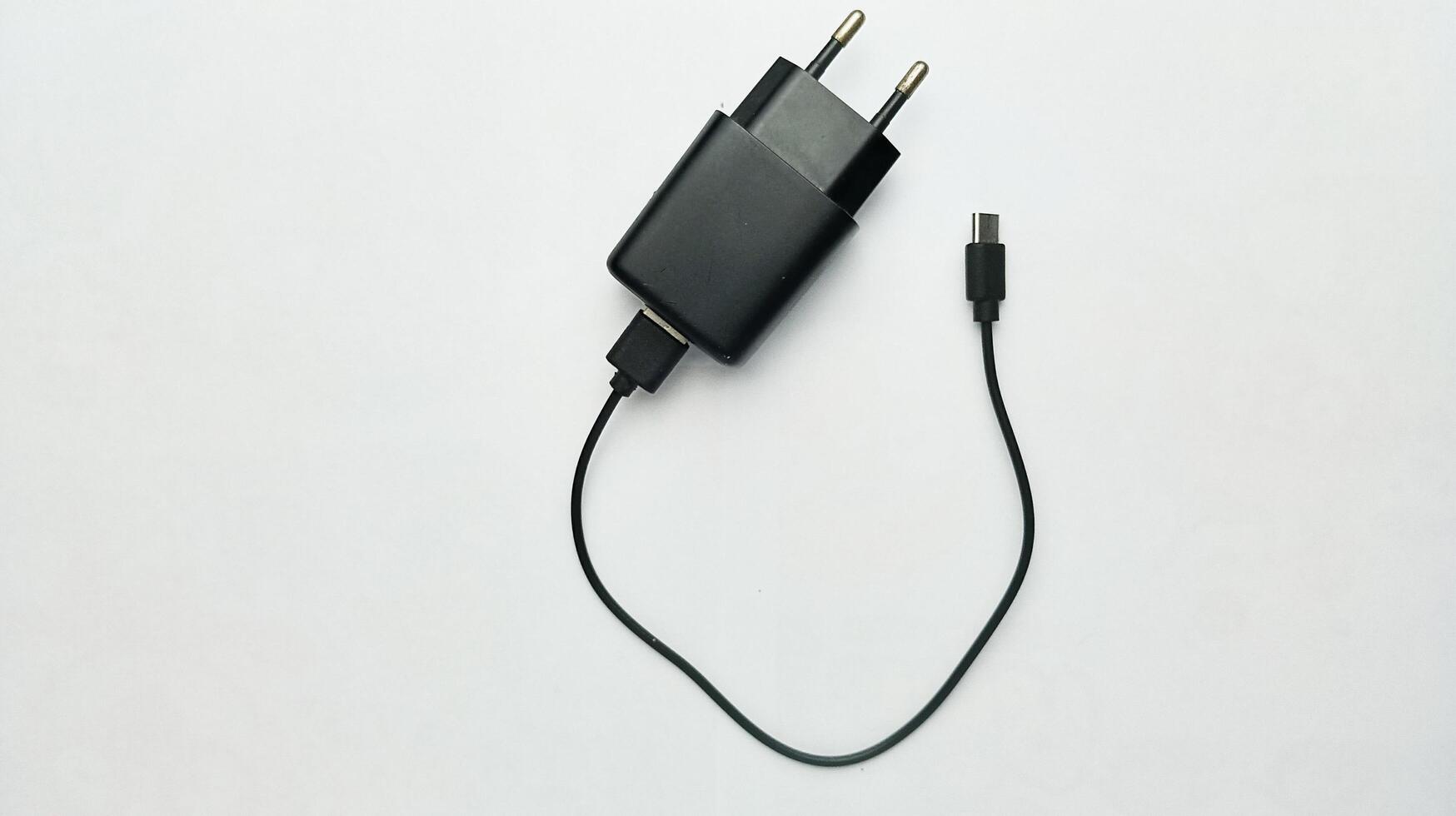 cellule téléphone chargeur adaptateur sur blanc Contexte photo