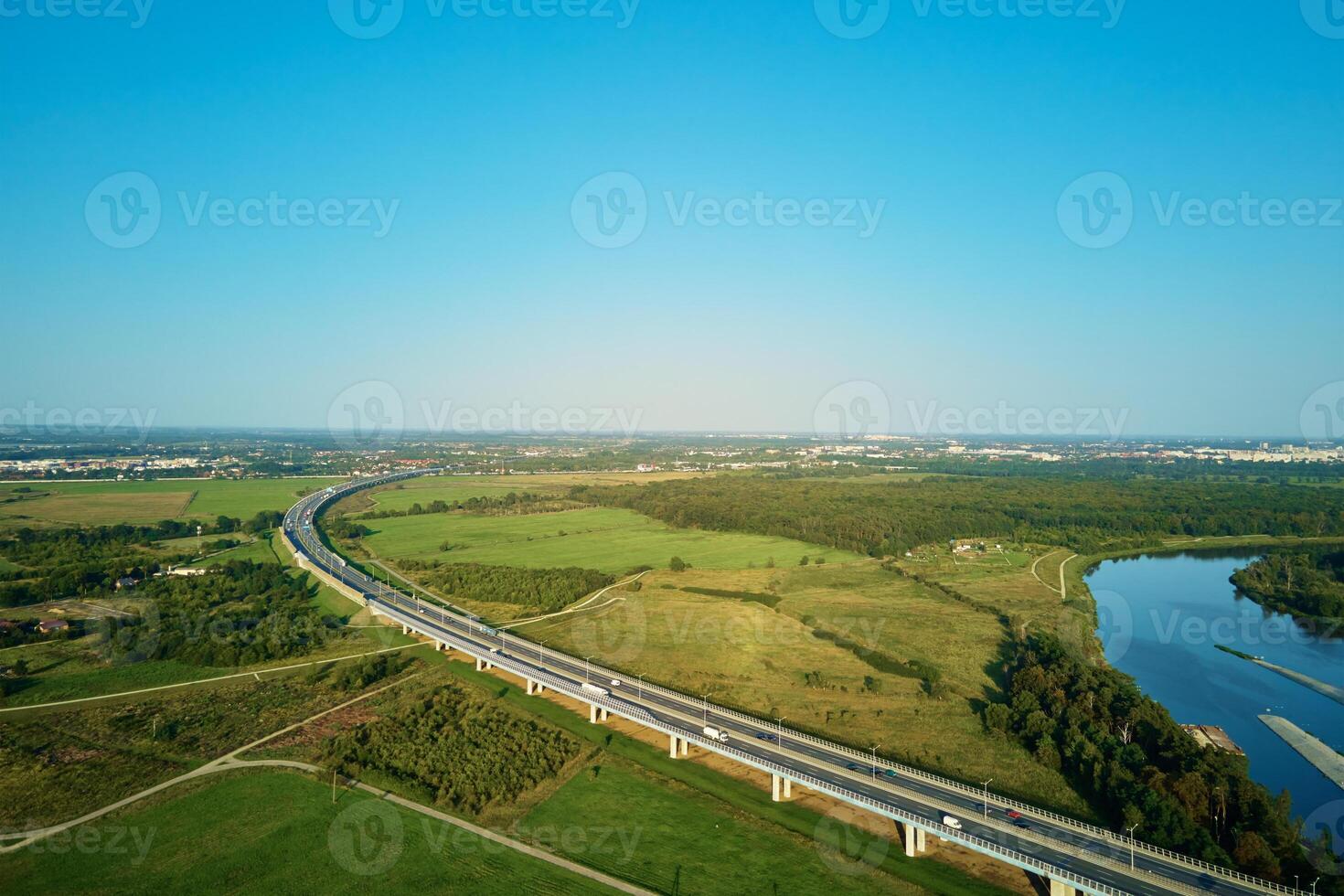 voitures conduite sur Autoroute route près vert des champs, Haut vue photo