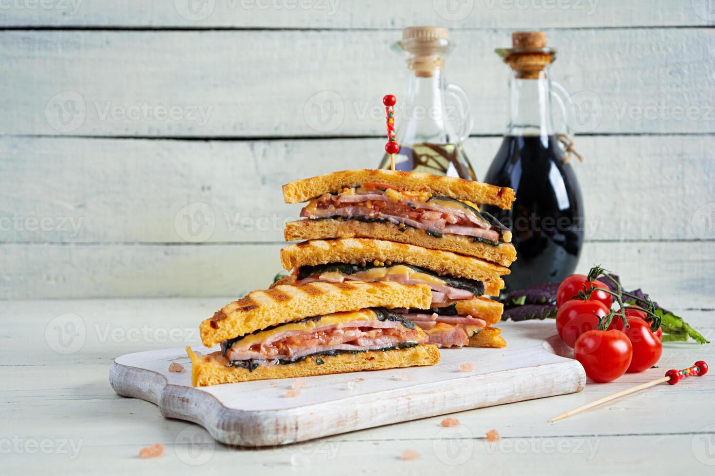 club sandwich avec jambon, tomate et fromage. grillé sandwich photo