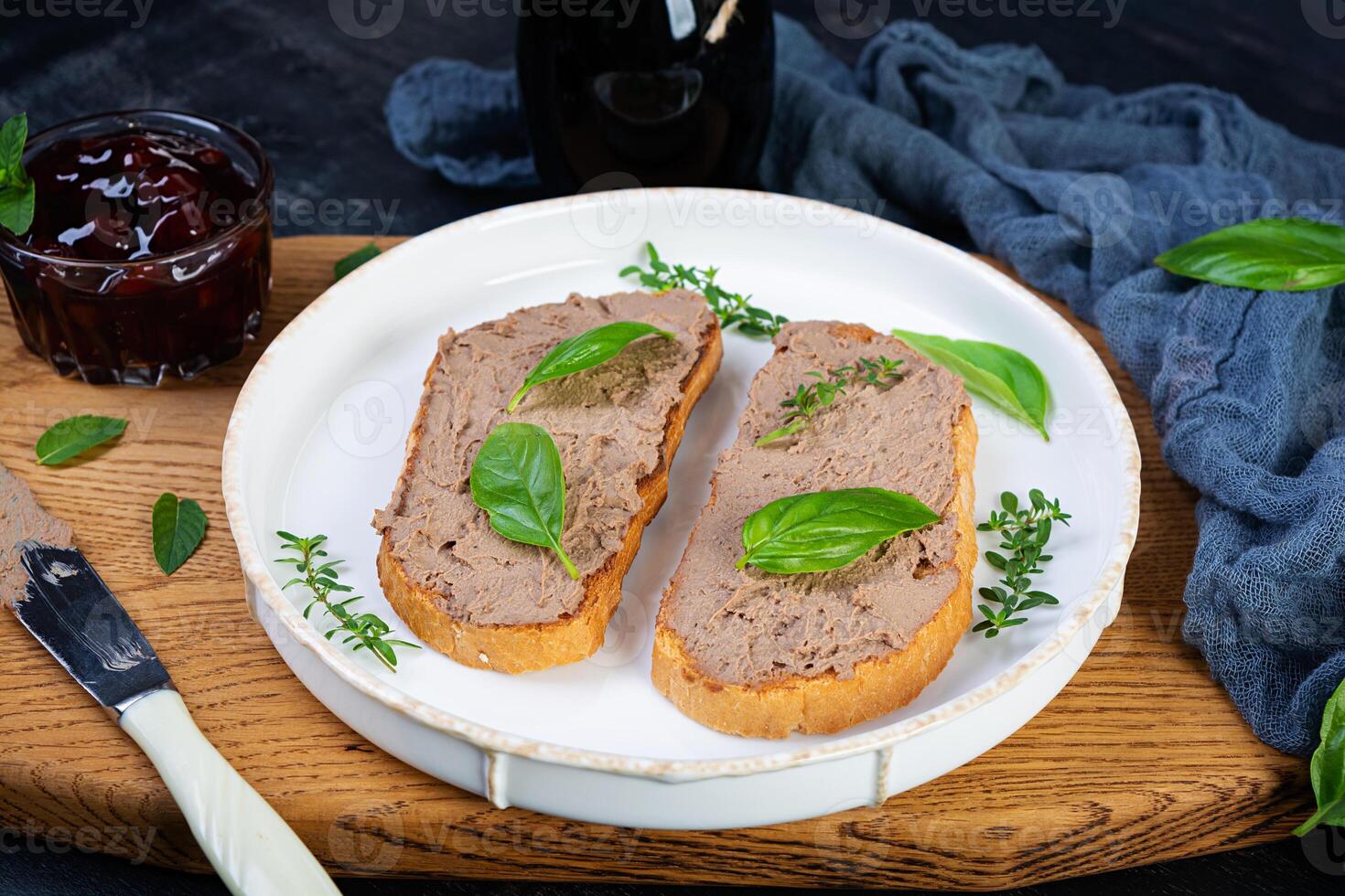 grillé sandwich avec crâne avec poulet foie et Olives sur foncé Contexte photo