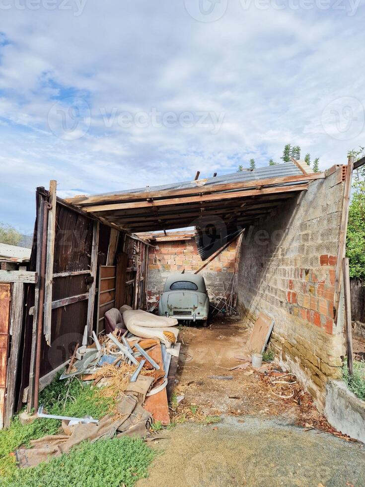 rouillé vieux ancien voiture dans un abandonné garage photo