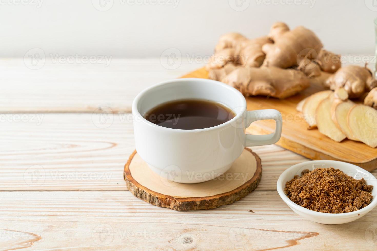 verre de jus de gingembre chaud et sucré photo