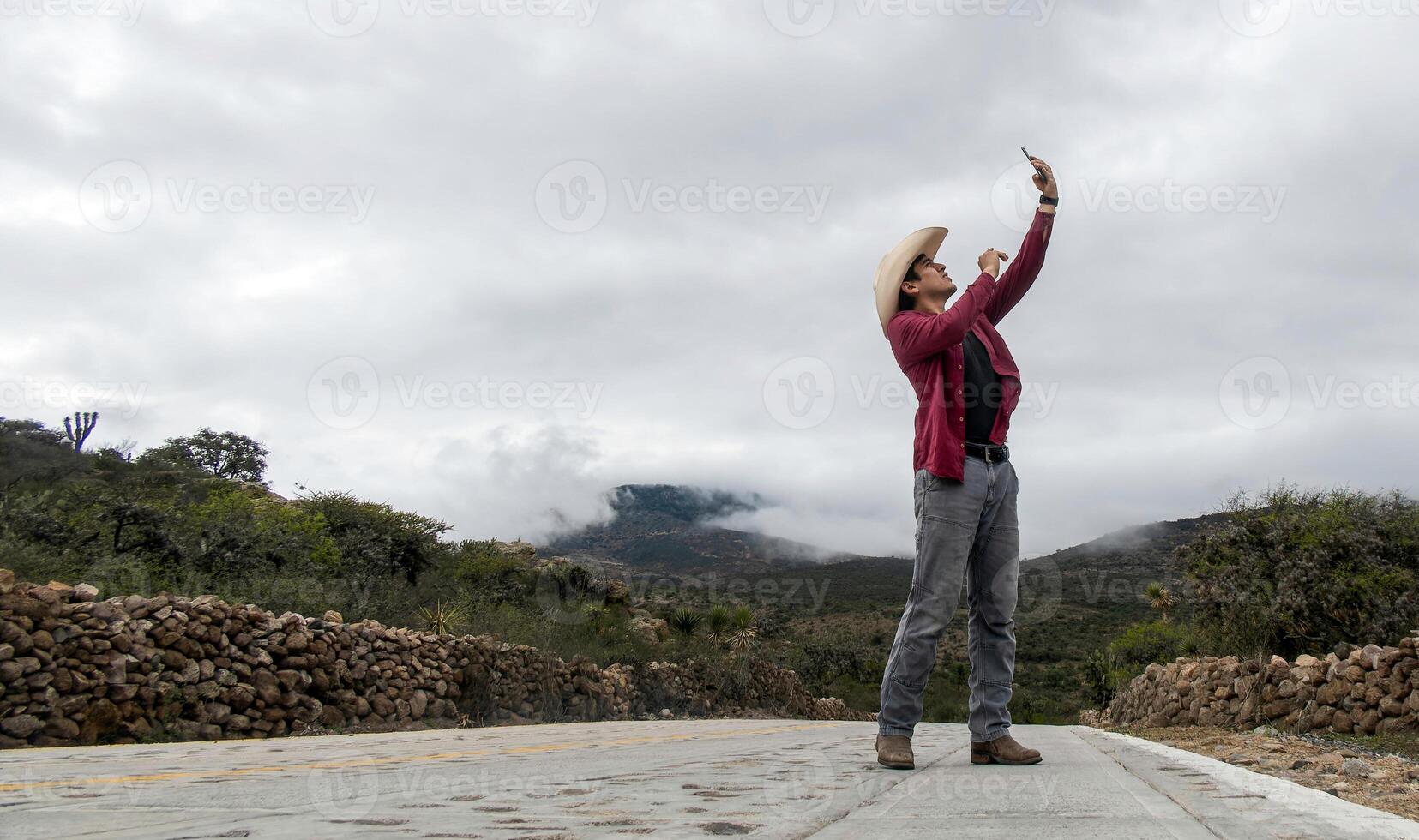 ranch homme avec le sien téléphone recherche pour signal dans rural zone, avec espace pour texte photo