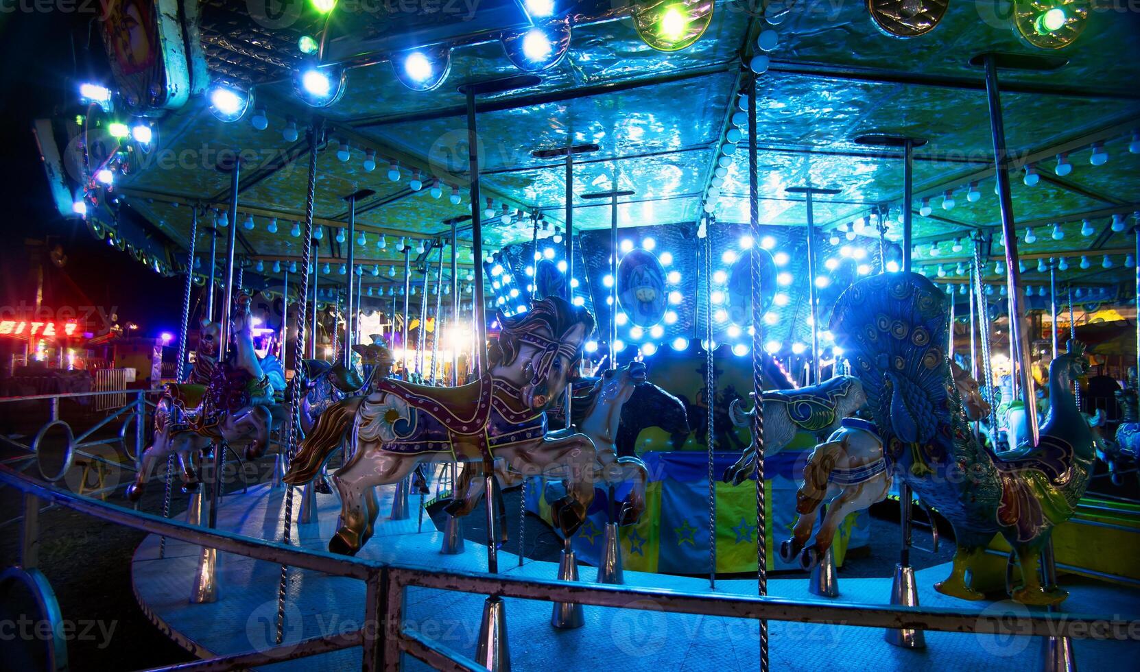 cheval carrousel avec lumières à nuit, avec espace pour texte photo