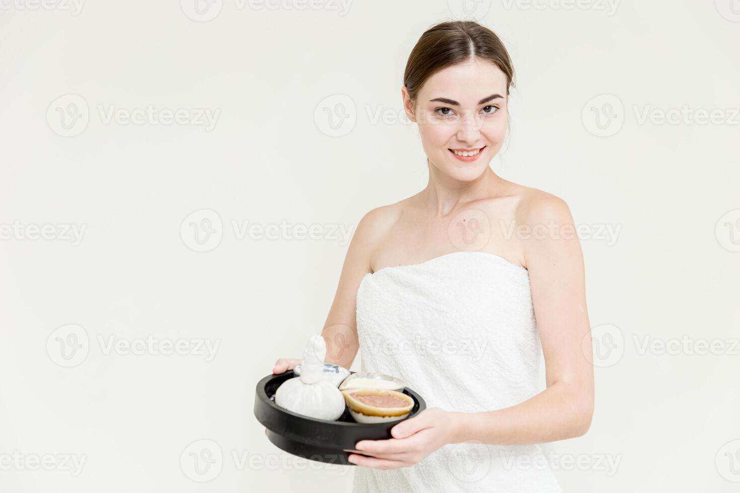 beauté femmes caucasien modèle avec à base de plantes spa massage crème ensemble isolé sur blanc Contexte photo