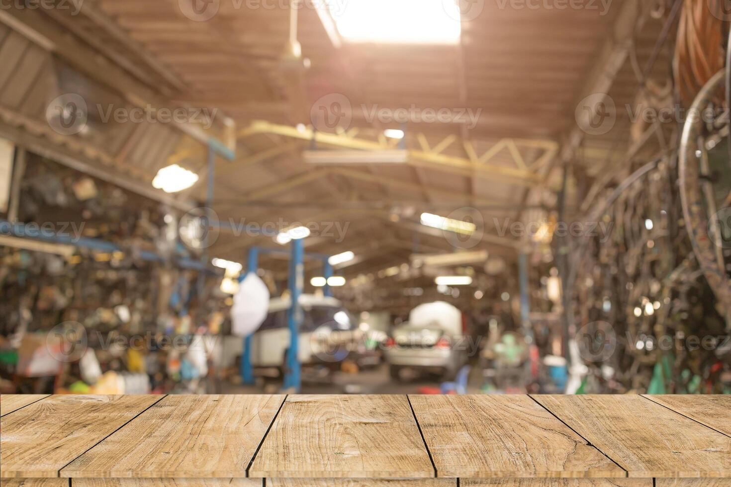 brouiller vieux garage intérieur avec en bois table espace pour voiture un service des produits La publicité montage Contexte photo