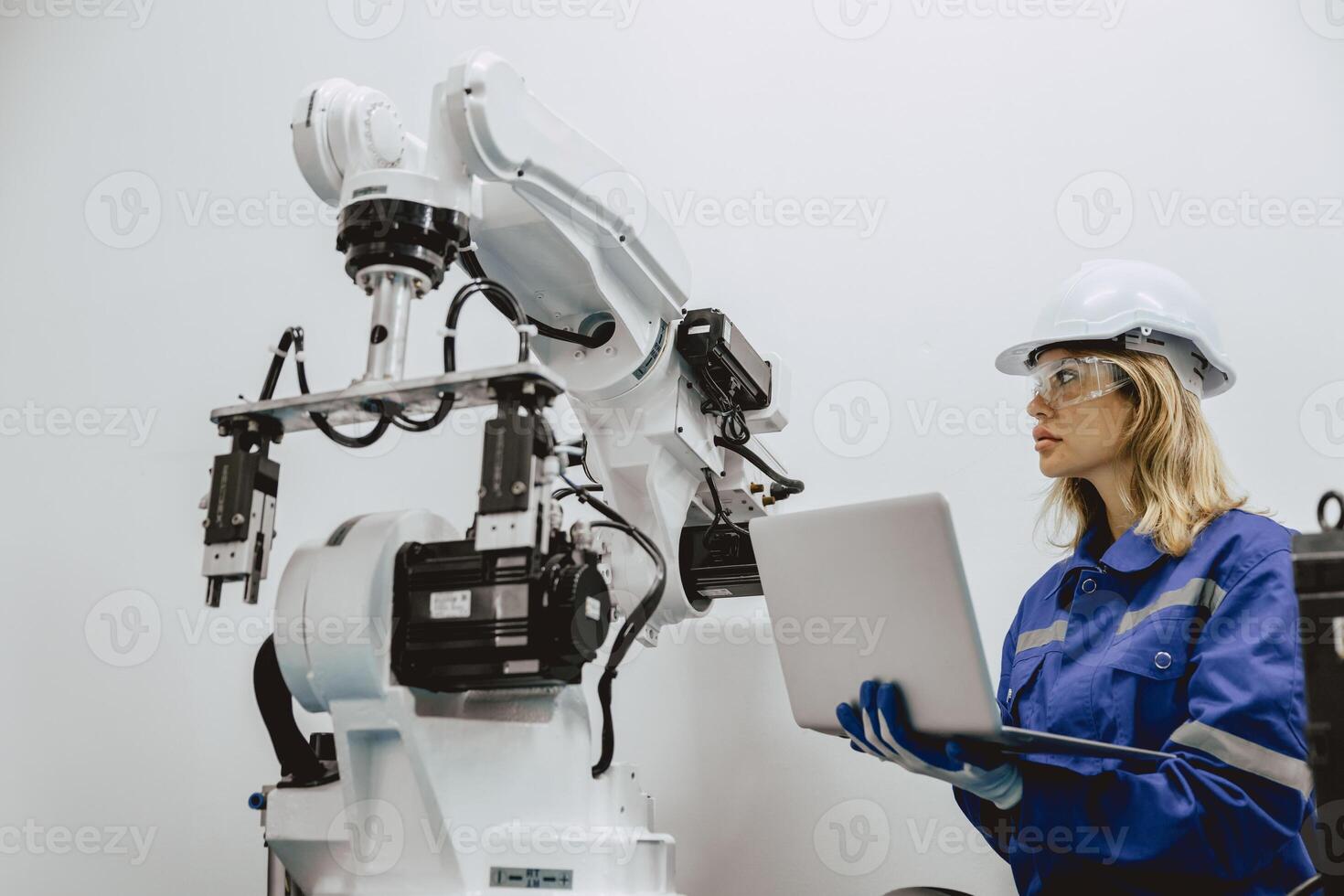 ingénieur femmes Université étudiant apprendre contrôle fonctionner et programme industrie robot bras avec portable ordinateur dans la robotique ingénieurs laboratoire salle de cours dans polytechnique éducation. photo