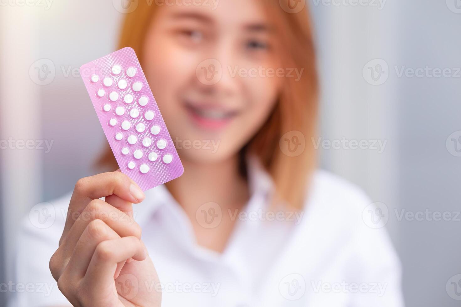 adolescent fille avec naissance contrôle pilules combiné oral contraceptif pilule, cocp spectacle en haut content sourire photo
