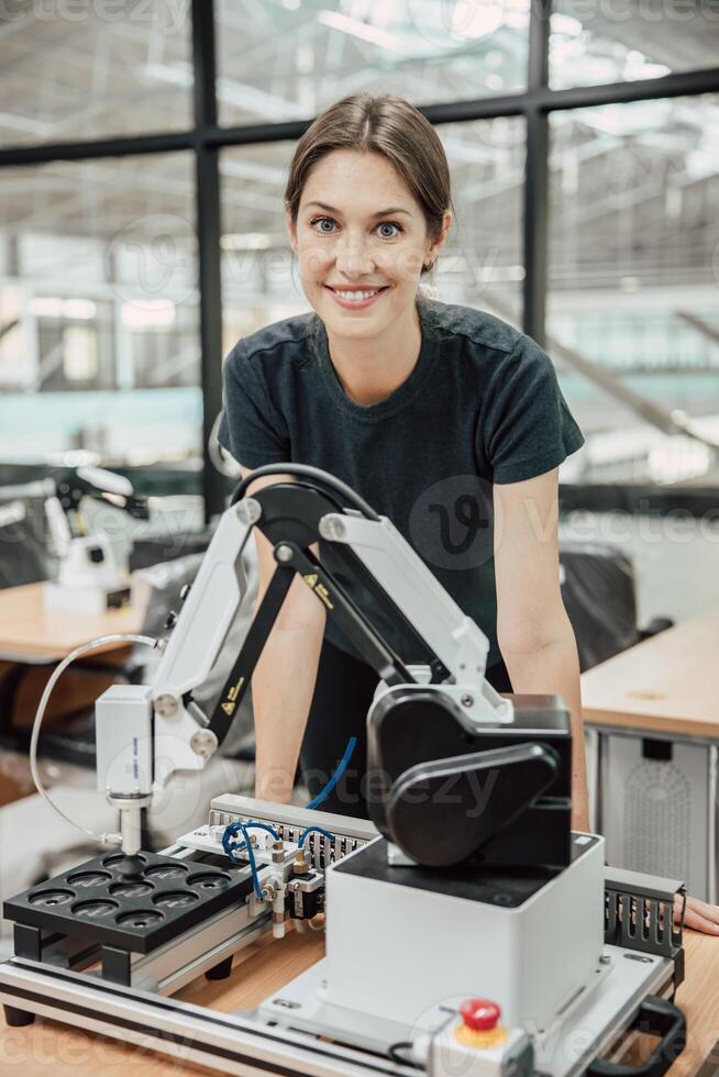 portrait intelligent femme robot ingénieur programmeur travail dans robotique laboratoire recherche et développement équipe. photo
