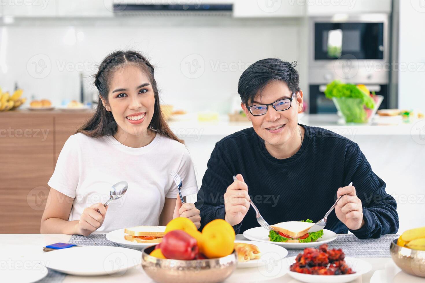 portrait couple asiatique homme et femme prendre plaisir en mangeant en bonne santé aliments. soins de santé Accueil famille personnes. photo