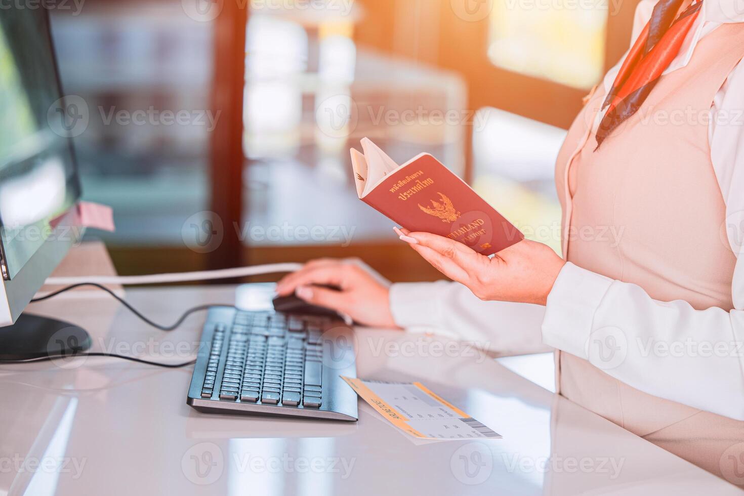 Thaïlande Voyage concept. Compagnie aérienne officier vérifier dans billet thaïlandais touristique avec passeport visa livre à compteur un service photo