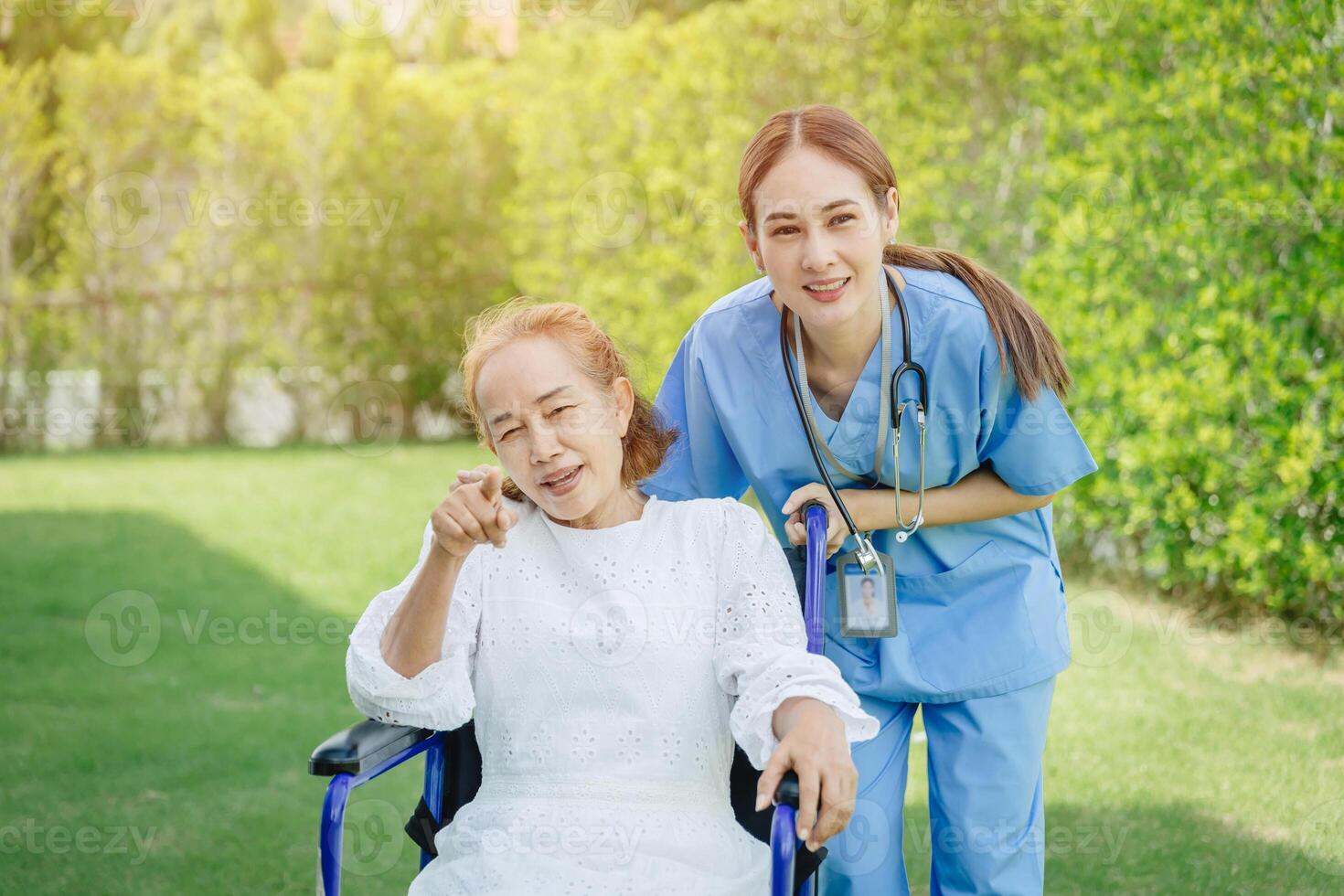 infirmière se soucier personnes âgées Sénior femme à Accueil retraite gens récupération sur fauteuil roulant à Extérieur parc jardin. photo