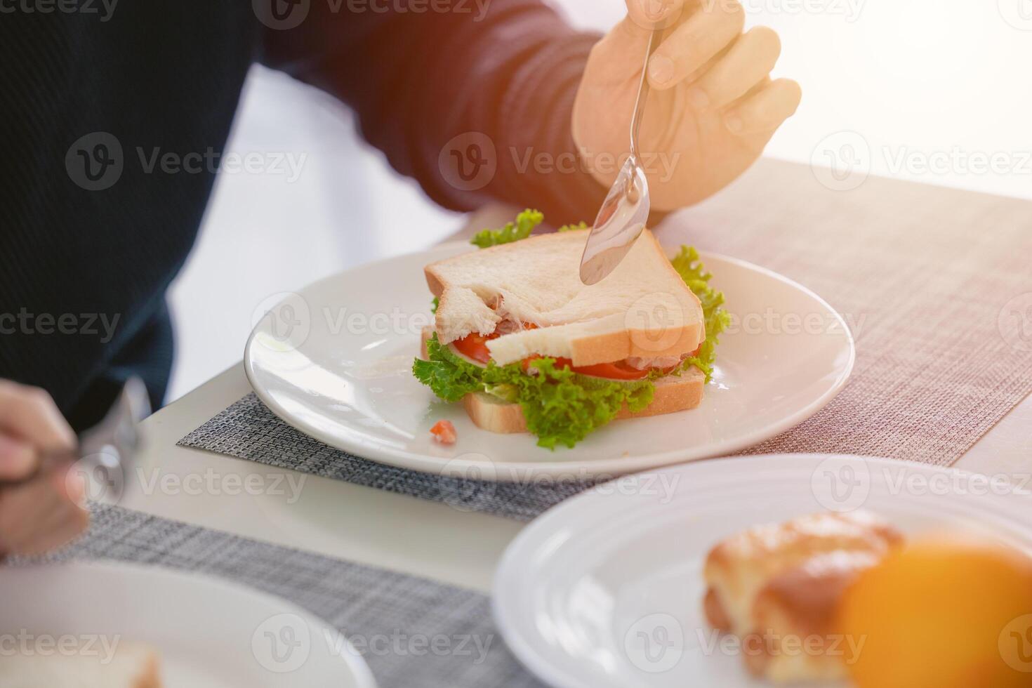 proche en haut légume sandwich gens en mangeant en bonne santé repas sur Matin le déjeuner table photo