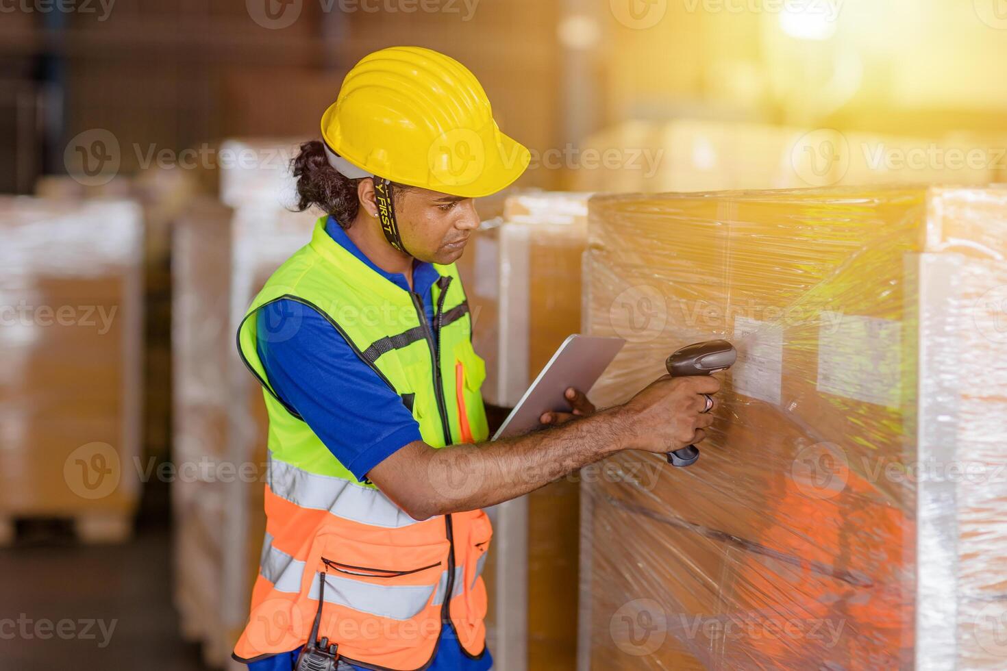 Indien ouvrier dans logistique industrie travail inventaire la gestion système en utilisant code à barre lecteur et tablette ordinateur photo