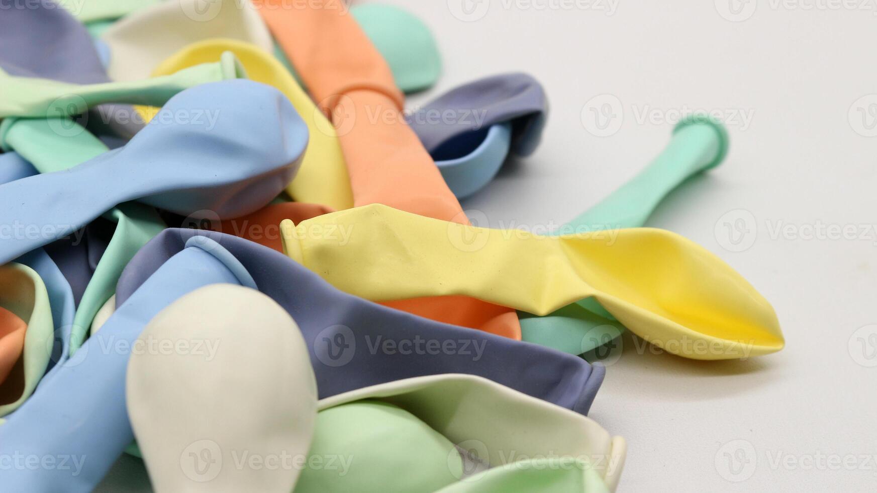 une pile de non gonflé coloré des ballons photo